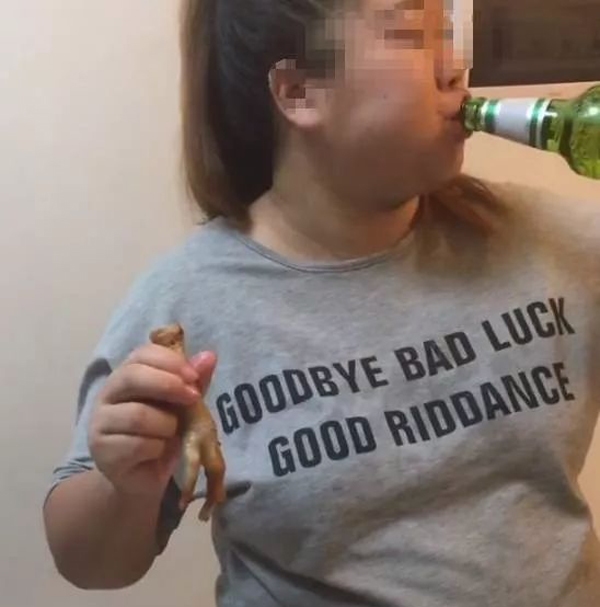 Mẹ bầu 9 tháng phát trực tiếp cảnh uống bia, ăn thịt nướng, dân mạng ngao ngán kêu: Bó tay!