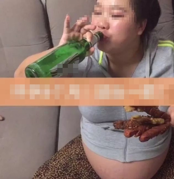 Mẹ bầu 9 tháng phát trực tiếp cảnh uống bia, ăn thịt nướng, dân mạng ngao ngán kêu: Bó tay!