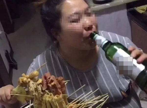 Mẹ bầu 9 tháng phát trực tiếp cảnh uống bia, ăn thịt nướng, dân mạng ngao ngán kêu: Bó tay!