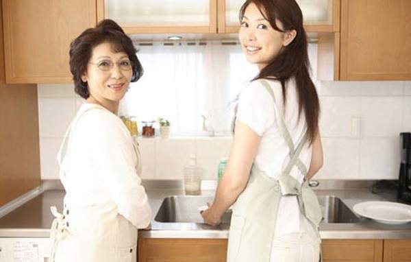 Giận sôi máu vì hành động trêu tức con dâu của mẹ chồng