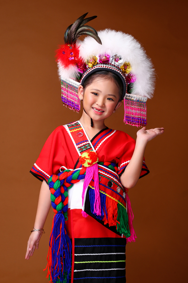 Mẫu nhí khoe dáng với trang phục Mông Cổ, Đài Loan