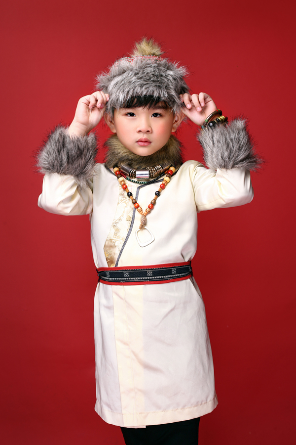 Mẫu nhí khoe dáng với trang phục Mông Cổ, Đài Loan