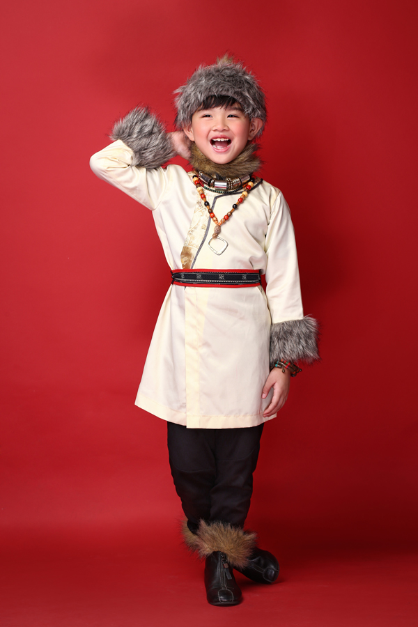 Mẫu nhí khoe dáng với trang phục Mông Cổ, Đài Loan