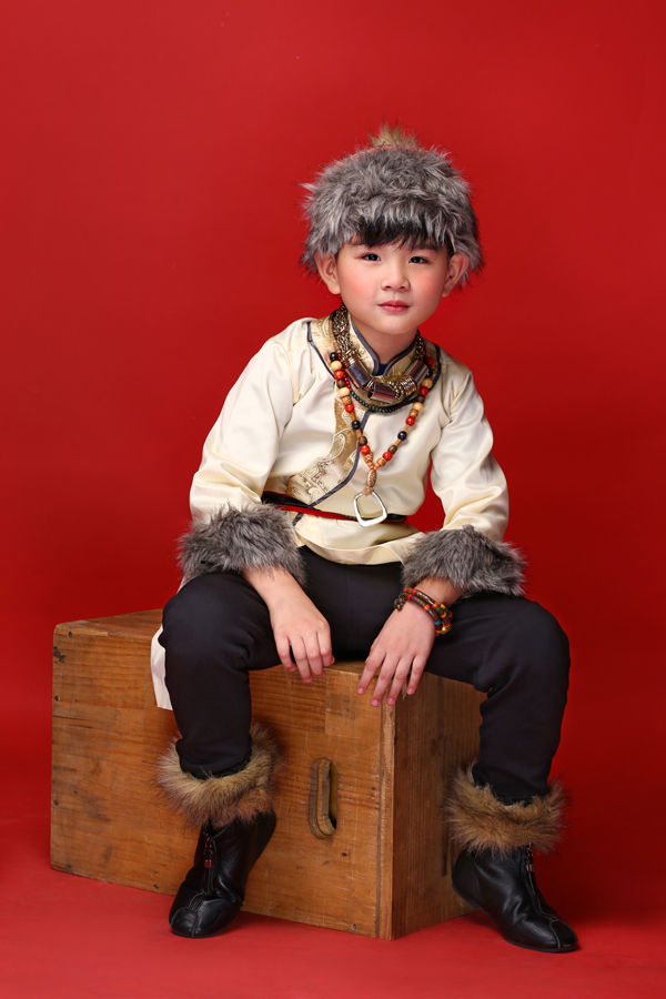 Mẫu nhí khoe dáng với trang phục Mông Cổ, Đài Loan