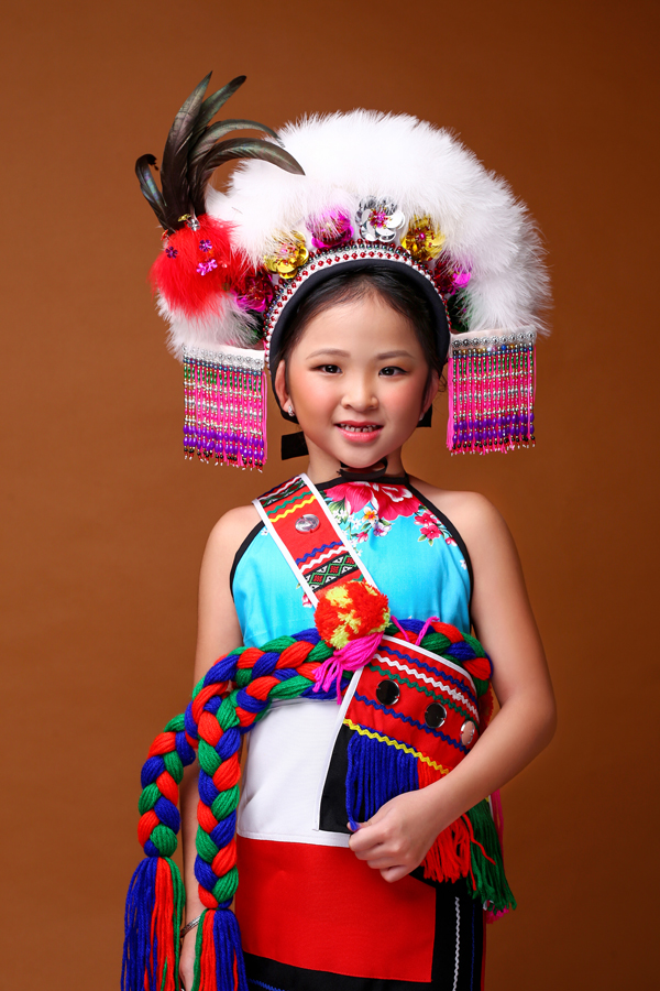 Mẫu nhí khoe dáng với trang phục Mông Cổ, Đài Loan