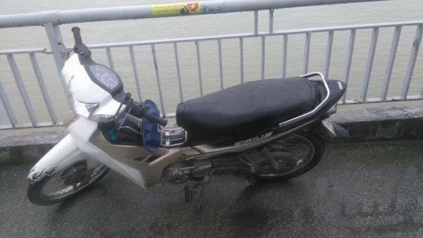 Bất chấp thời tiết lạnh, hàng chục thợ lặn vẫn tìm kiếm người đàn ông nhảy cầu tự tử