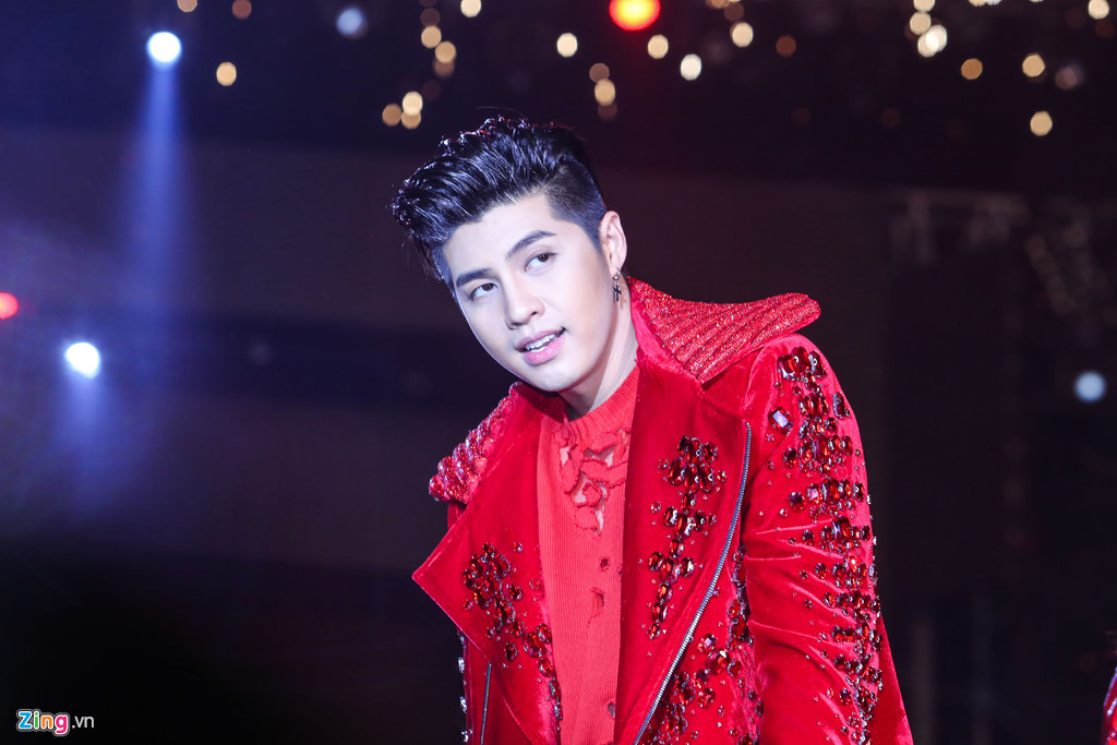 Fan ngất xỉu trong đêm nhạc hàng nghìn khán giả của Noo Phước Thịnh