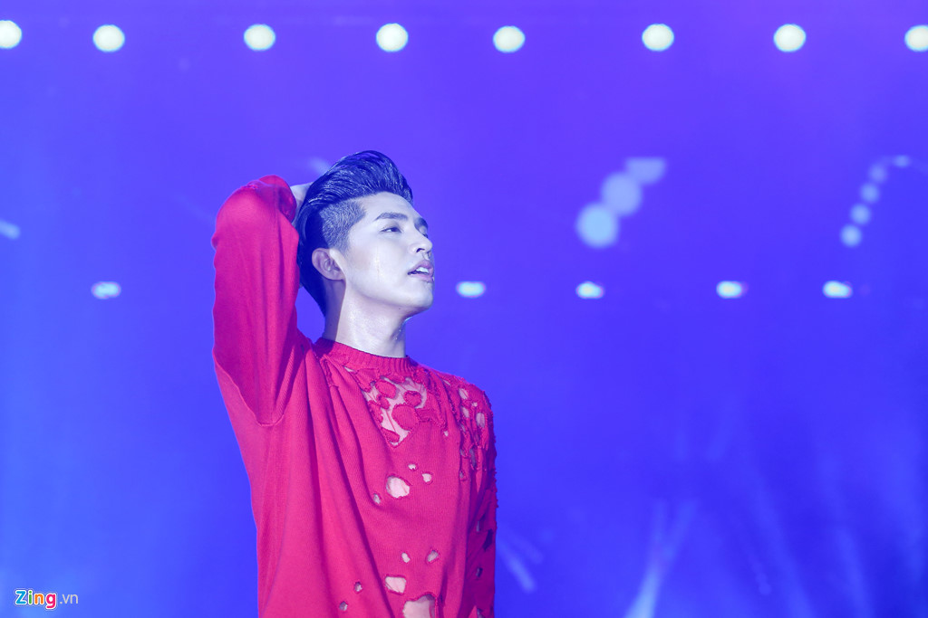 Fan ngất xỉu trong đêm nhạc hàng nghìn khán giả của Noo Phước Thịnh