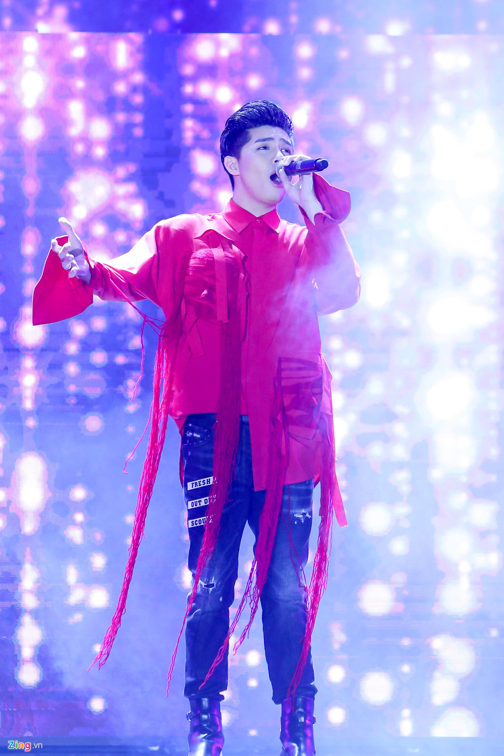 Fan ngất xỉu trong đêm nhạc hàng nghìn khán giả của Noo Phước Thịnh