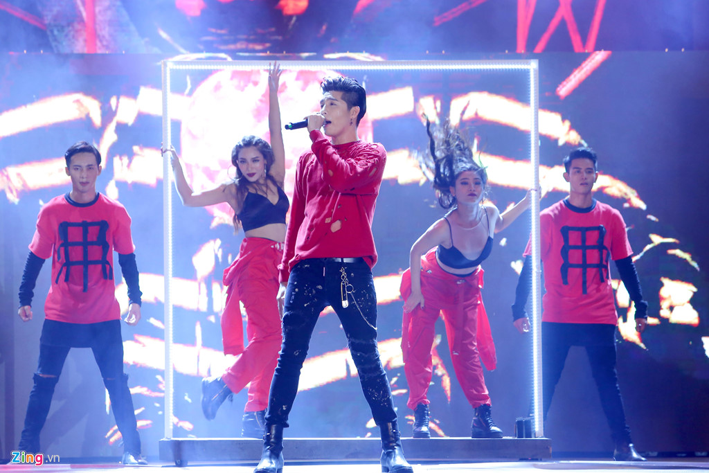 Fan ngất xỉu trong đêm nhạc hàng nghìn khán giả của Noo Phước Thịnh