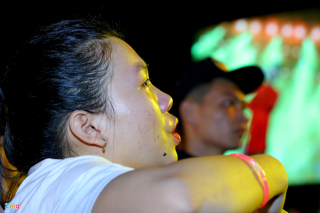 Fan ngất xỉu trong đêm nhạc hàng nghìn khán giả của Noo Phước Thịnh