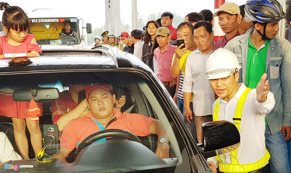 Vì sao BOT Cai Lậy hỗn loạn ngày đầu thu phí trở lại sau 3 tháng?