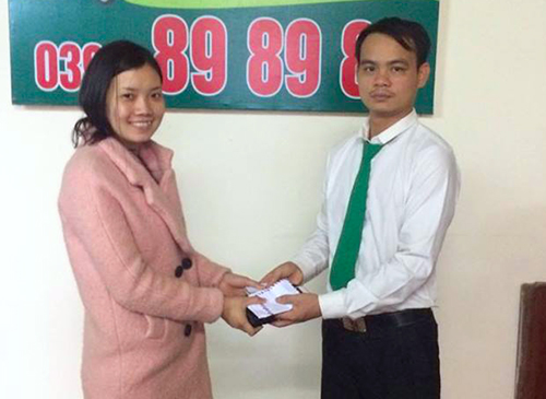 Tài xế taxi trả lại quà cưới trị giá 100 triệu đồng cho khách