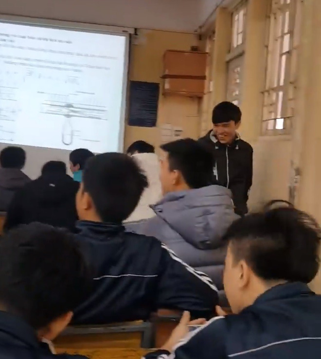 Sinh viên ĐH Xây dựng ăn roi trước lớp, thầy giáo quay lại clip cho nhớ đời!