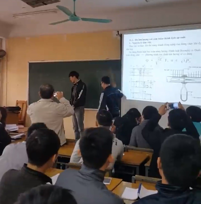 Sinh viên ĐH Xây dựng ăn roi trước lớp, thầy giáo quay lại clip cho nhớ đời!