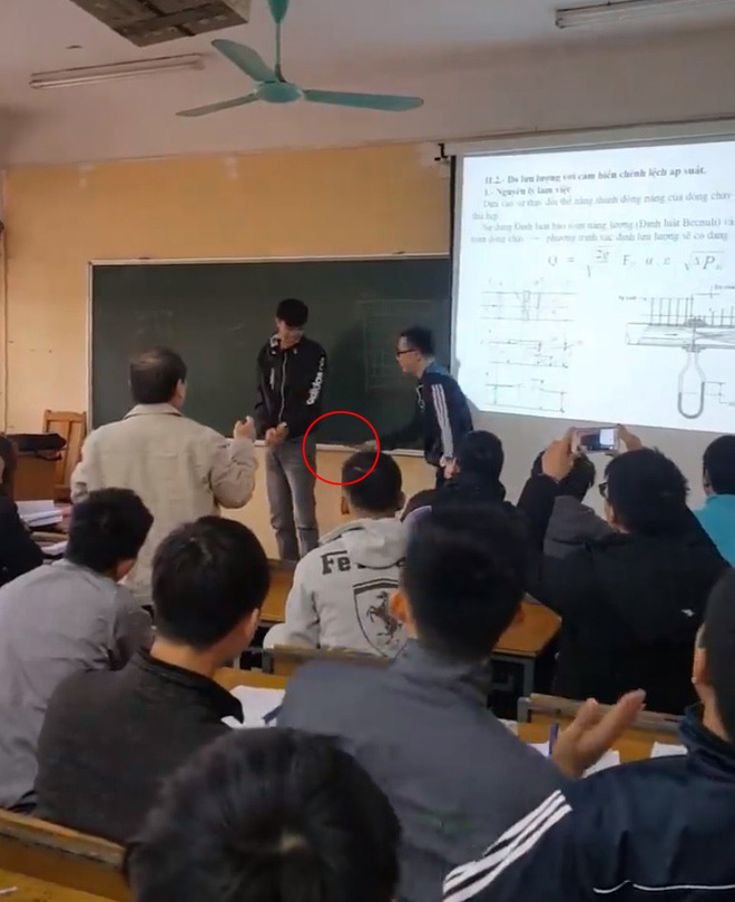 Sinh viên ĐH Xây dựng ăn roi trước lớp, thầy giáo quay lại clip cho nhớ đời! Sinh viên ĐH Xây dựng ăn roi trước lớp, thầy giáo quay lại clip cho nhớ đời!