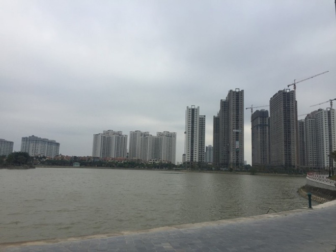 Hà Nội: Đi tập thể dục, người dân bất ngờ phát hiện thi thể phụ nữ ngoài 30 tuổi nổi trên mặt hồ