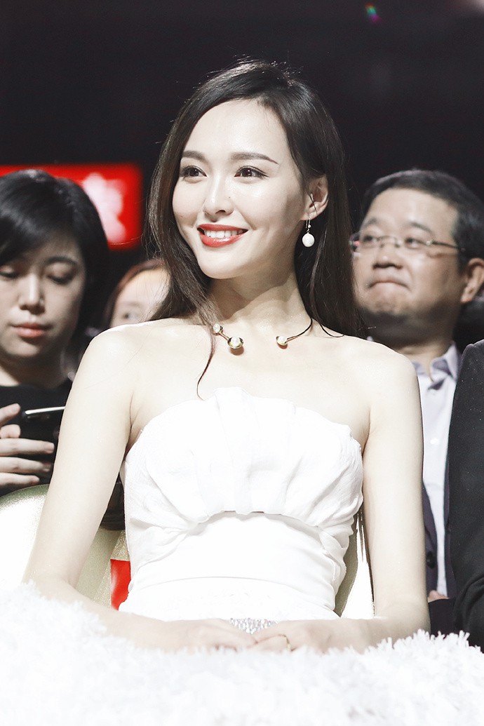 Những người yêu cũ không đỡ được của Cbiz: Kẻ tranh thủ dựa hơi tình địch, người mỉa mai tình cũ là đôi giày không vừa chân