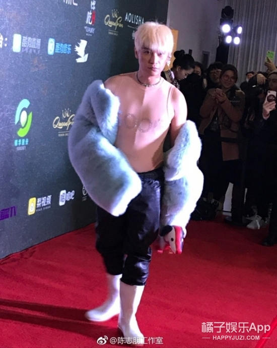 Phúc Nhĩ Thái Trần Chí Bằng nhận nhiều đả kích vì ăn mặc ngày càng lố