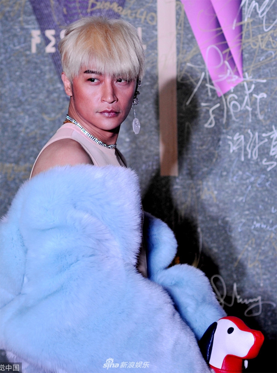 Phúc Nhĩ Thái Trần Chí Bằng nhận nhiều đả kích vì ăn mặc ngày càng lố