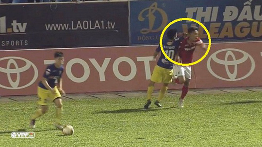 Vung tay trúng gáy, Văn Quyết bị loại khỏi giải Quả bóng Vàng