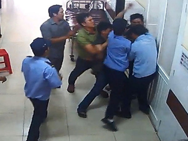 Bảo vệ bệnh viện bị người nhà bệnh nhân hành hung