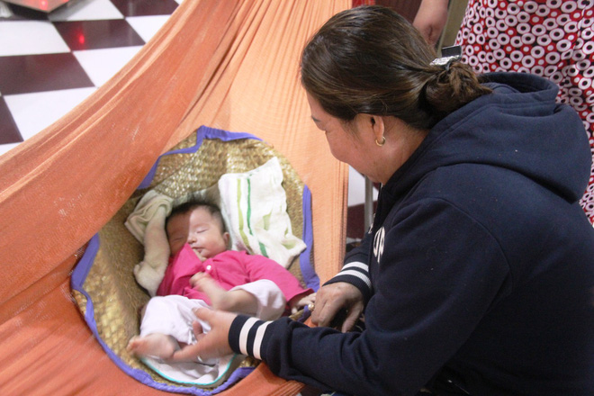 Bé gái 3 tháng tuổi nghi bị mẹ bỏ rơi giữa đêm tối kèm theo cuốn sổ chích ngừa bệnh