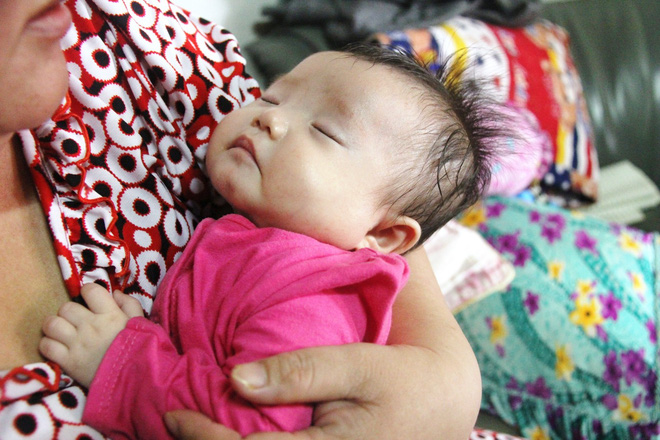 Bé gái 3 tháng tuổi nghi bị mẹ bỏ rơi giữa đêm tối kèm theo cuốn sổ chích ngừa bệnh