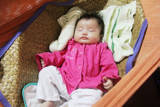 Bé gái 3 tháng tuổi nghi bị mẹ bỏ rơi giữa đêm tối kèm theo cuốn sổ chích ngừa bệnh