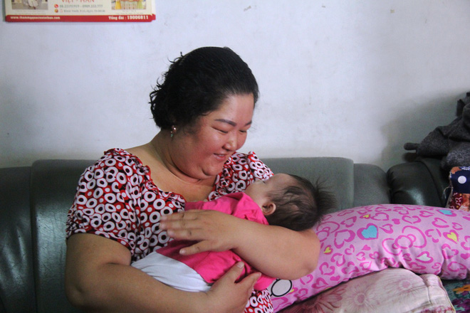 Bé gái 3 tháng tuổi nghi bị mẹ bỏ rơi giữa đêm tối kèm theo cuốn sổ chích ngừa bệnh