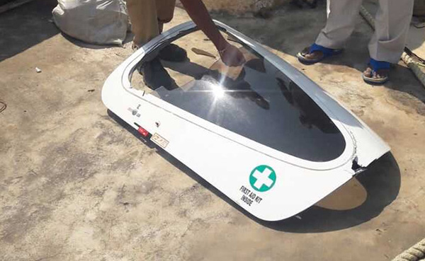 Thoát chết khi cửa máy bay từ trên trời rơi xuống mái nhà