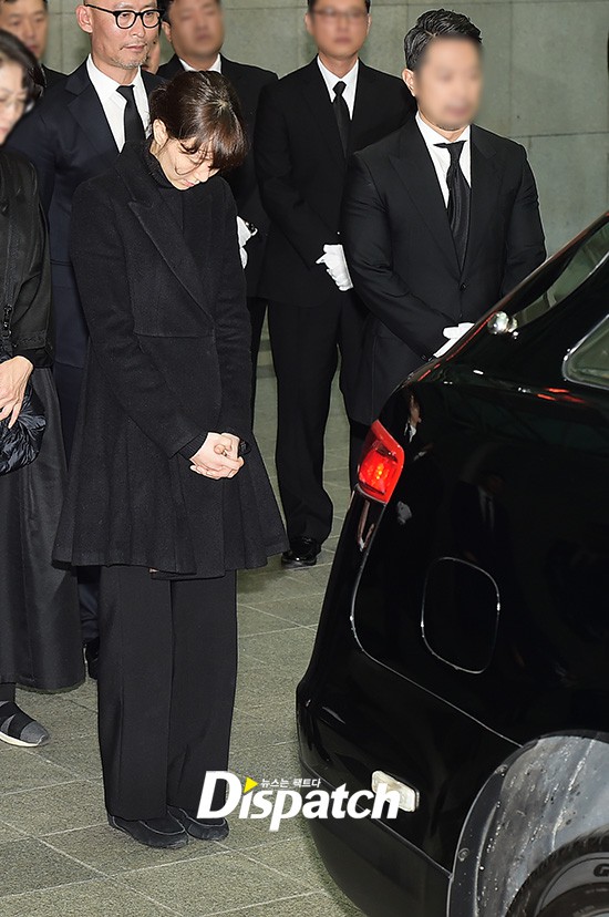 Loạt sao Hàn không kìm nổi nước mắt, cùng hàng trăm fan đưa tiễn tài tử Reply 1988 tại lễ tang