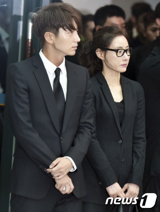 Loạt sao Hàn không kìm nổi nước mắt, cùng hàng trăm fan đưa tiễn tài tử Reply 1988 tại lễ tang