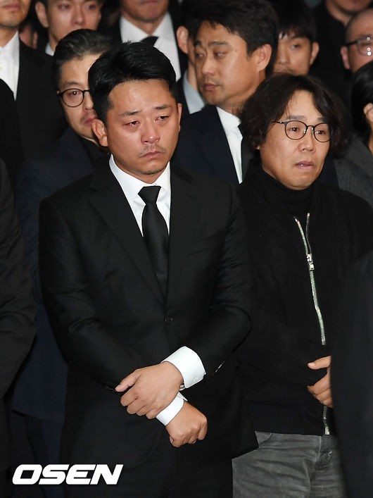 Loạt sao Hàn không kìm nổi nước mắt, cùng hàng trăm fan đưa tiễn tài tử Reply 1988 tại lễ tang