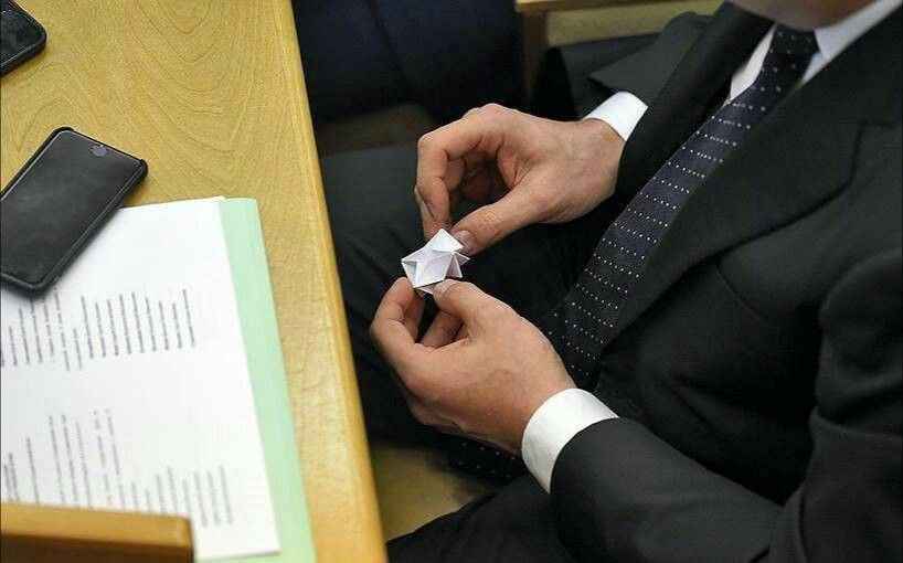 Giờ giải lao ở hội nghị chính phủ Nga: chính trị gia khoe ca vát, ăn quà vặt và selfie