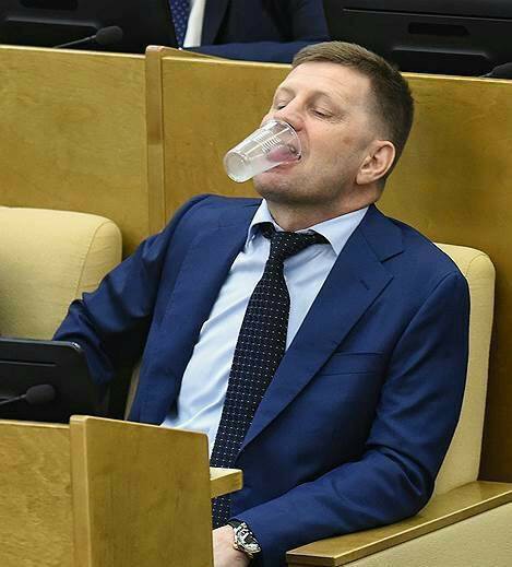 Giờ giải lao ở hội nghị chính phủ Nga: chính trị gia khoe ca vát, ăn quà vặt và selfie