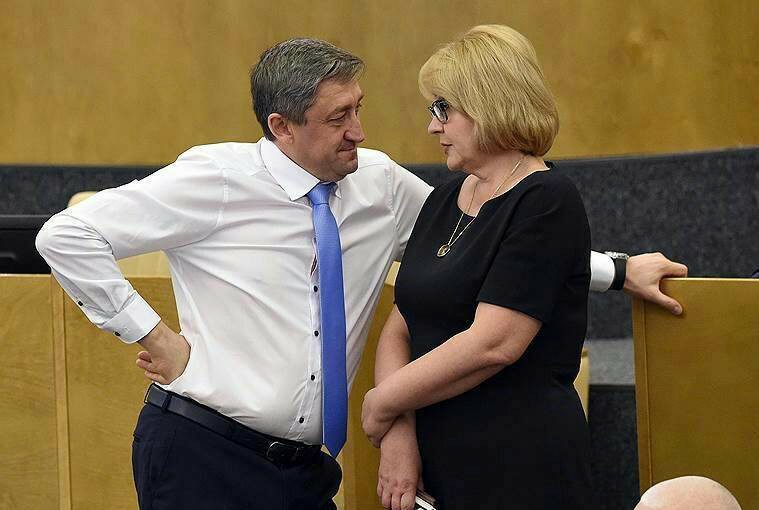 Giờ giải lao ở hội nghị chính phủ Nga: chính trị gia khoe ca vát, ăn quà vặt và selfie