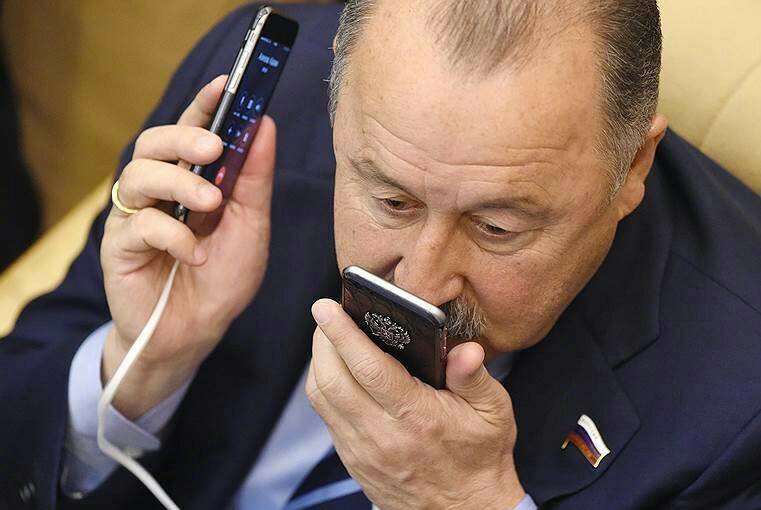 Giờ giải lao ở hội nghị chính phủ Nga: chính trị gia khoe ca vát, ăn quà vặt và selfie