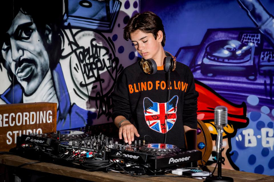 Cuộc sống muôn màu của CEO 12 tuổi có vẻ ngoài giống Justin Bieber