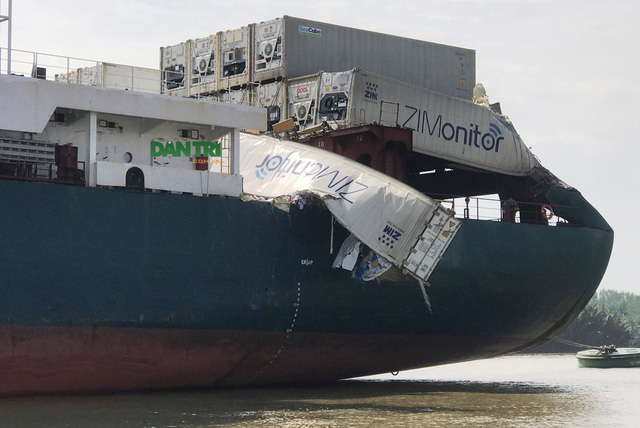 Hai tàu container tông nhau trên sông, hàng trăm người lao ra hôi của Hai tàu container tông nhau trên sông, hàng trăm người lao ra hôi của