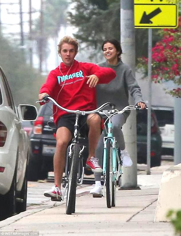 Justin Bieber và Selena Gomez đạp xe dạo phố giữa tin tái hợp