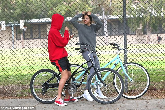 Justin Bieber và Selena Gomez đạp xe dạo phố giữa tin tái hợp
