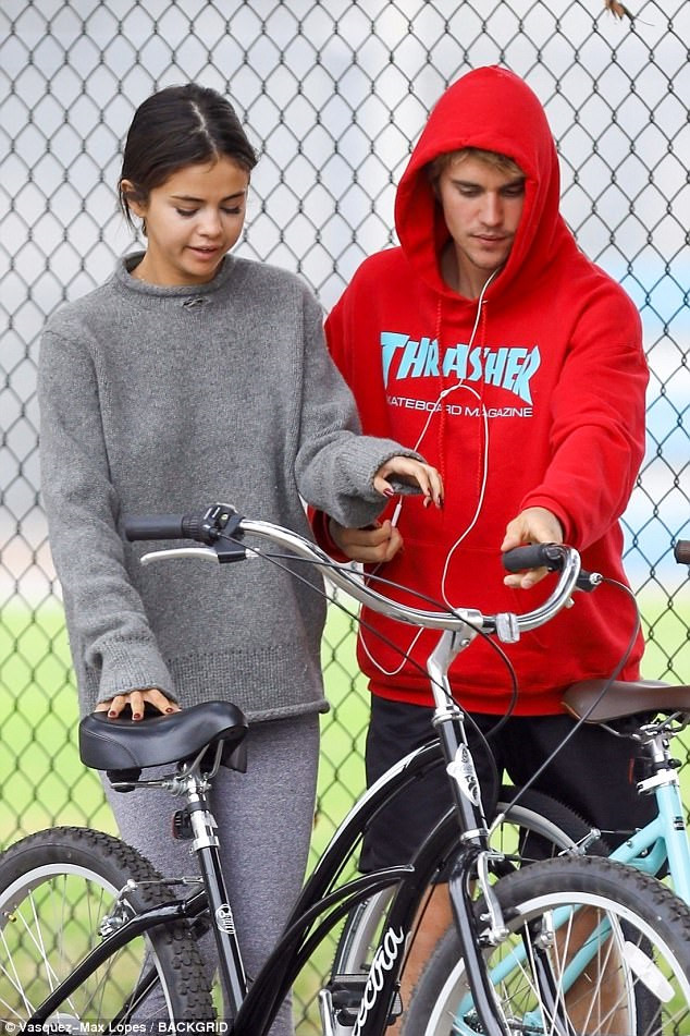 Justin Bieber và Selena Gomez đạp xe dạo phố giữa tin tái hợp