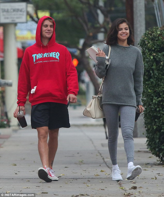 Justin Bieber và Selena Gomez đạp xe dạo phố giữa tin tái hợp