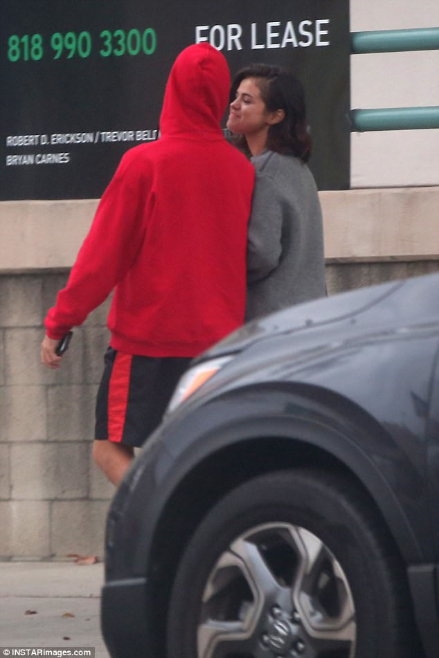 Justin Bieber và Selena Gomez đạp xe dạo phố giữa tin tái hợp