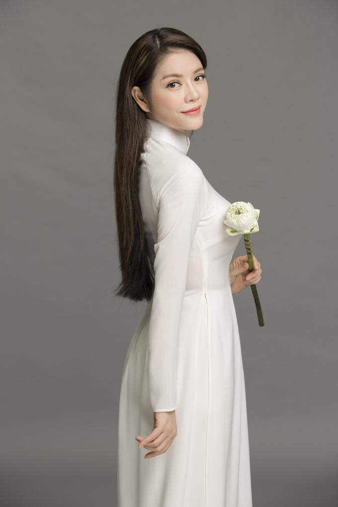 Lý Nhã Kỳ cưa sừng làm nghé đẹp mê hồn với áo dài trắng nữ sinh