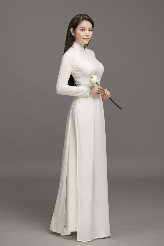 Lý Nhã Kỳ cưa sừng làm nghé đẹp mê hồn với áo dài trắng nữ sinh