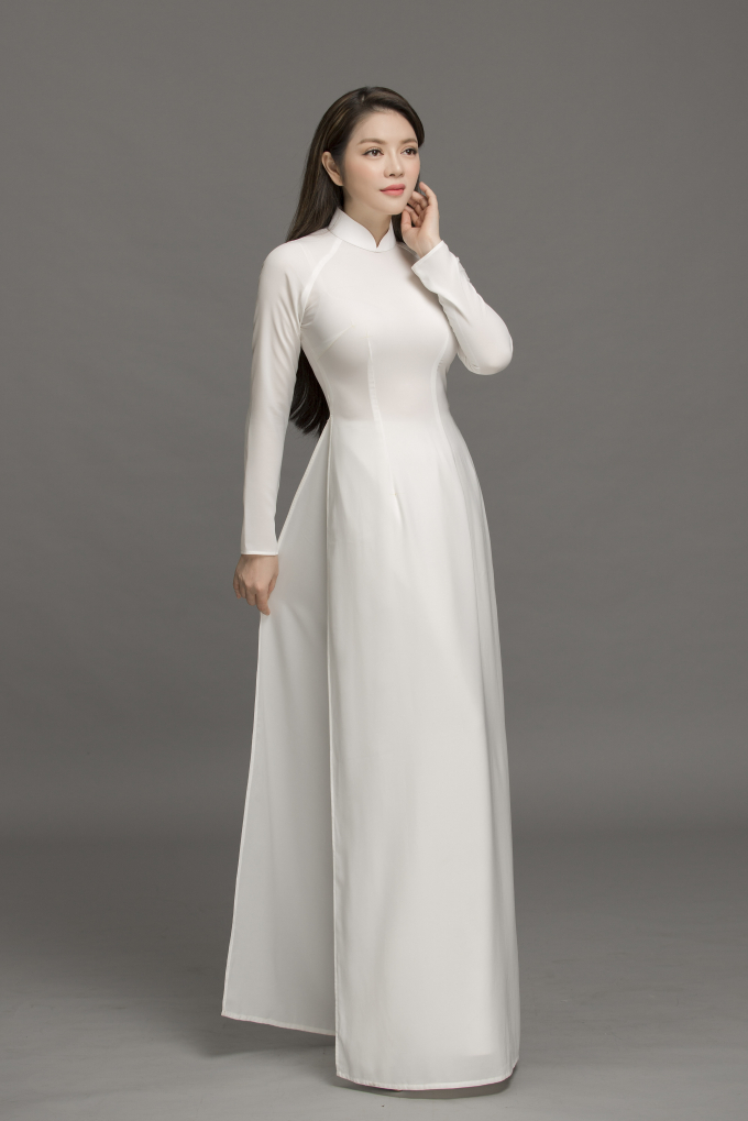 Lý Nhã Kỳ cưa sừng làm nghé đẹp mê hồn với áo dài trắng nữ sinh