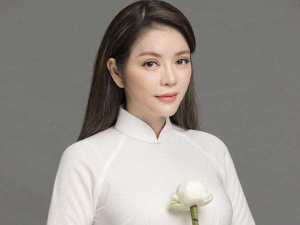 Lý Nhã Kỳ cưa sừng làm nghé đẹp mê hồn với áo dài trắng nữ sinh