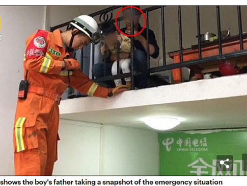 Con kẹt đầu giữa 2 thanh sắt, bố thản nhiên chụp hình đăng lên mạng xã hội